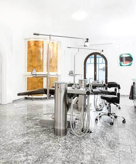 Ein stillvoll eingerichteter Behandlungsraum der kieferorthopädischen Praxis Dr. Thurn am Standort Kreuzau.